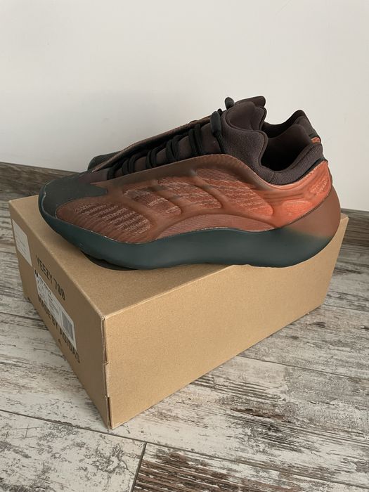 Yezzy 700 V3 Copper Fade