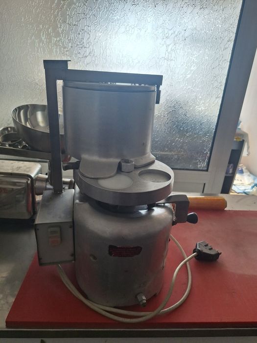 Формовачна машина за кюфтета и бургери