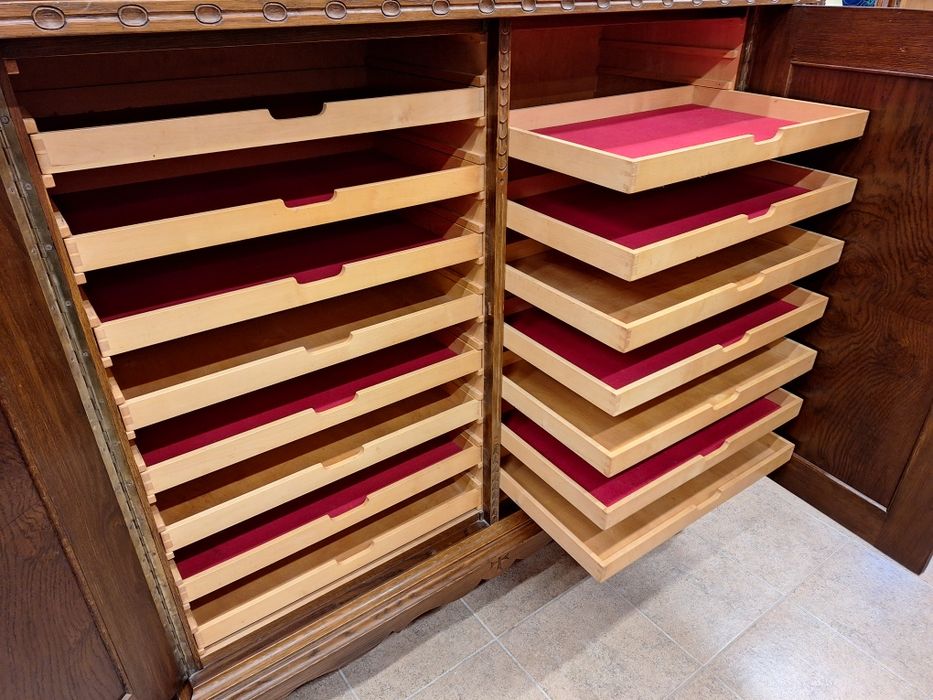 Гардероб, шкаф с богата дърворезба