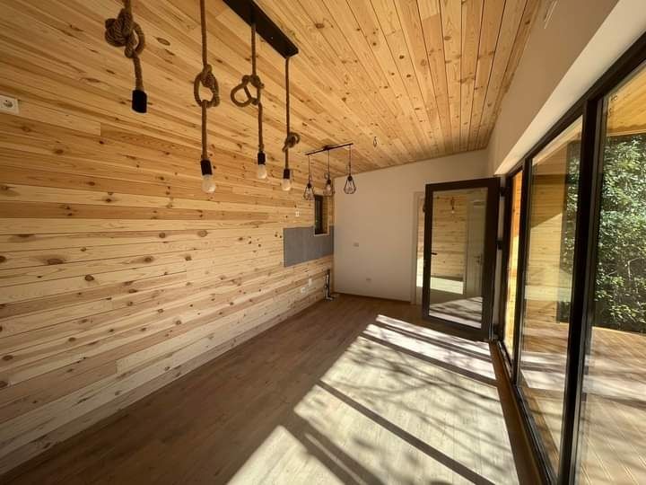 Case de locuit permanent.
Căsuțe de vacanță 
Case construite pe piloni