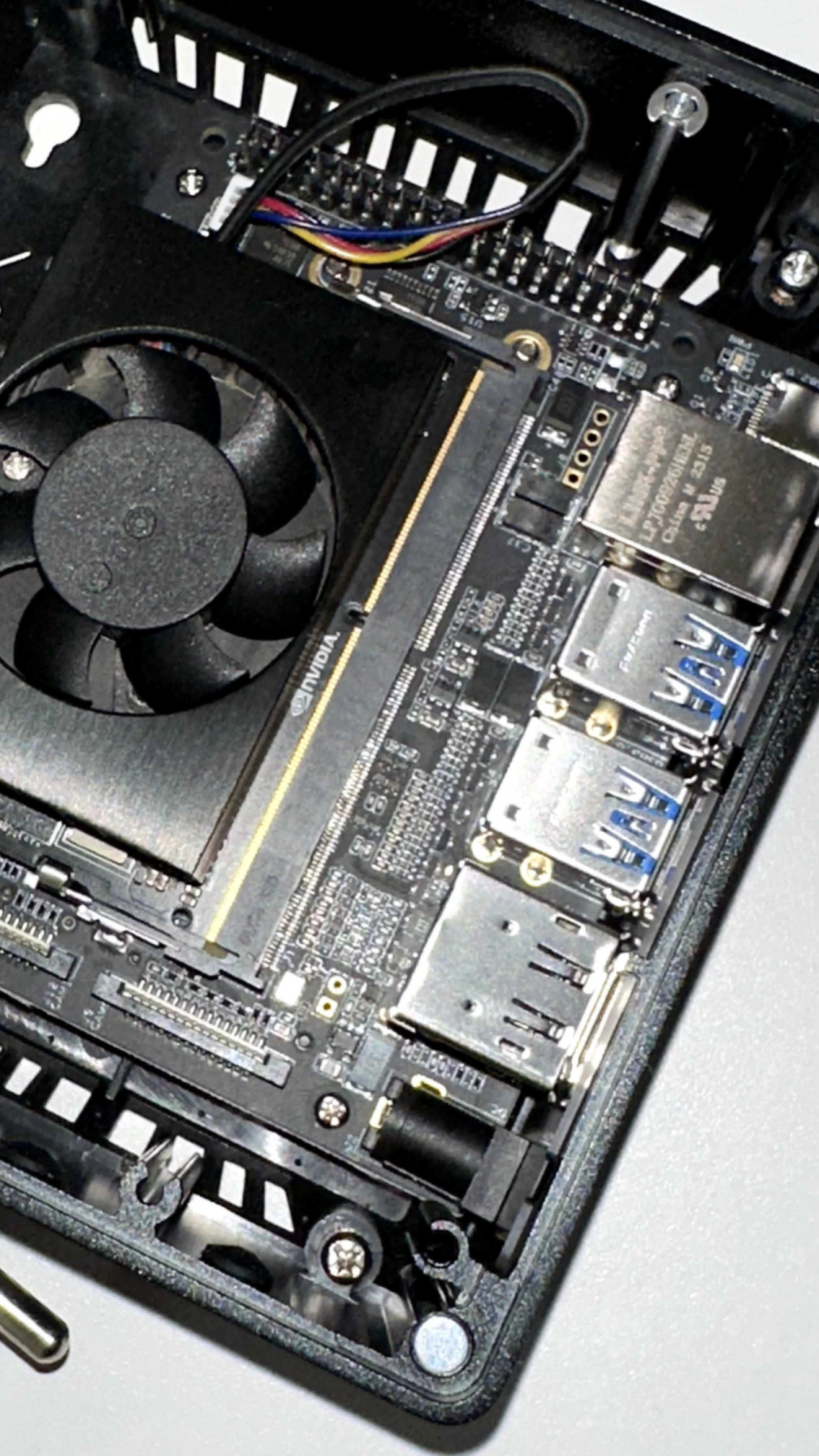 NVIDIA Jetson Xavier NX 16GB + Carcasă J202 – Nouă, nefolosită