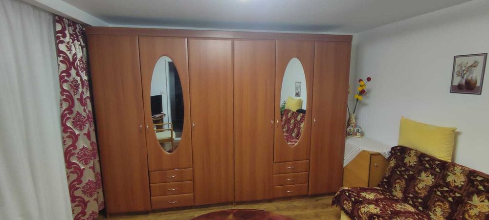 vand 2 dulapuri, masa extensibila, comoda si masuta