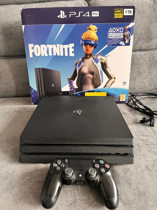 Vând PlayStation 4 Pro cu SSD