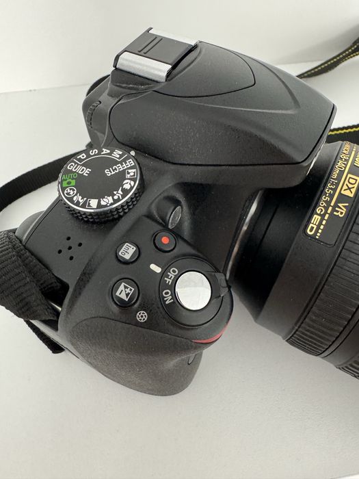 Nikon D330 + Nikon AF-S 18-140mm VR + Geanta + Card SDHC 32GB