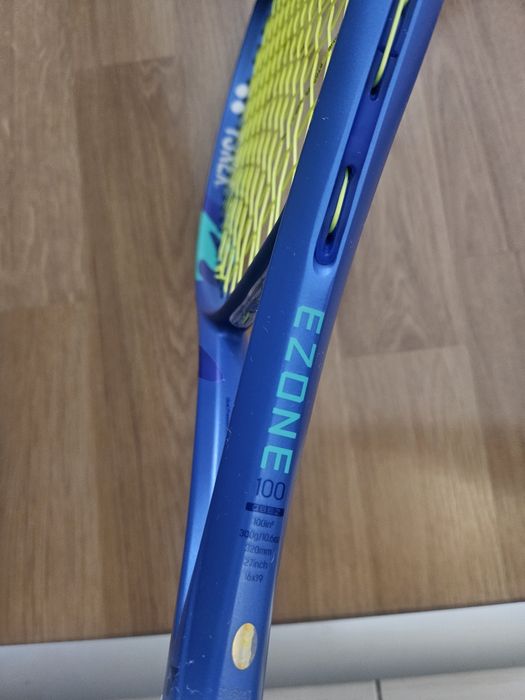 YONEX Ezone 100 300 grame Model 2025 Maner 2
