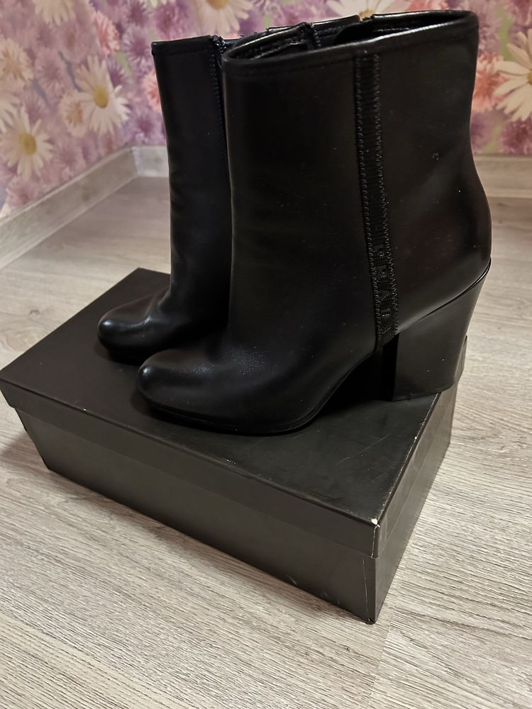 Бoти PRADA номер 36 и 1/2
