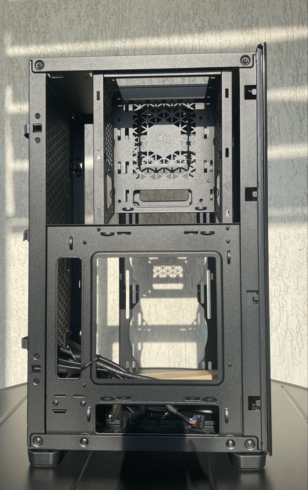 Carcasa Corsair 2000D Airflow impecabila