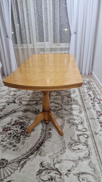 Продам стол для гостиной