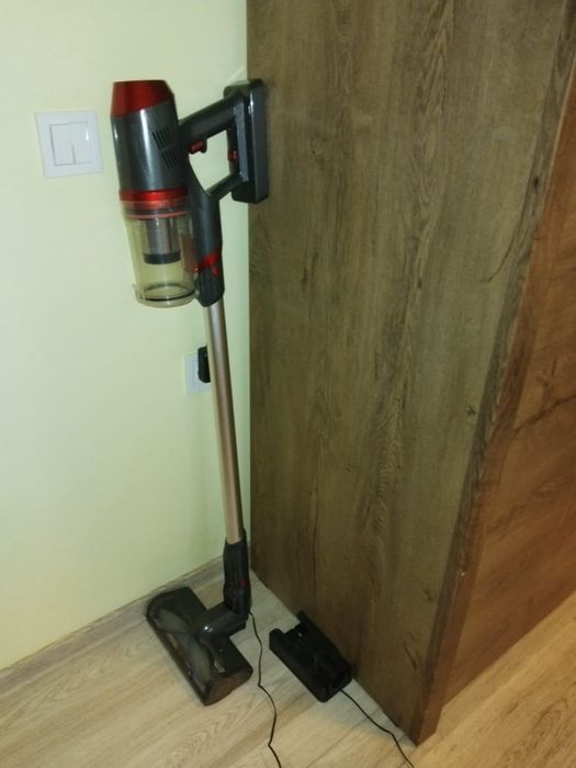 Aspirator Myria vertical cumparat de 3 luni ,folosit puțin