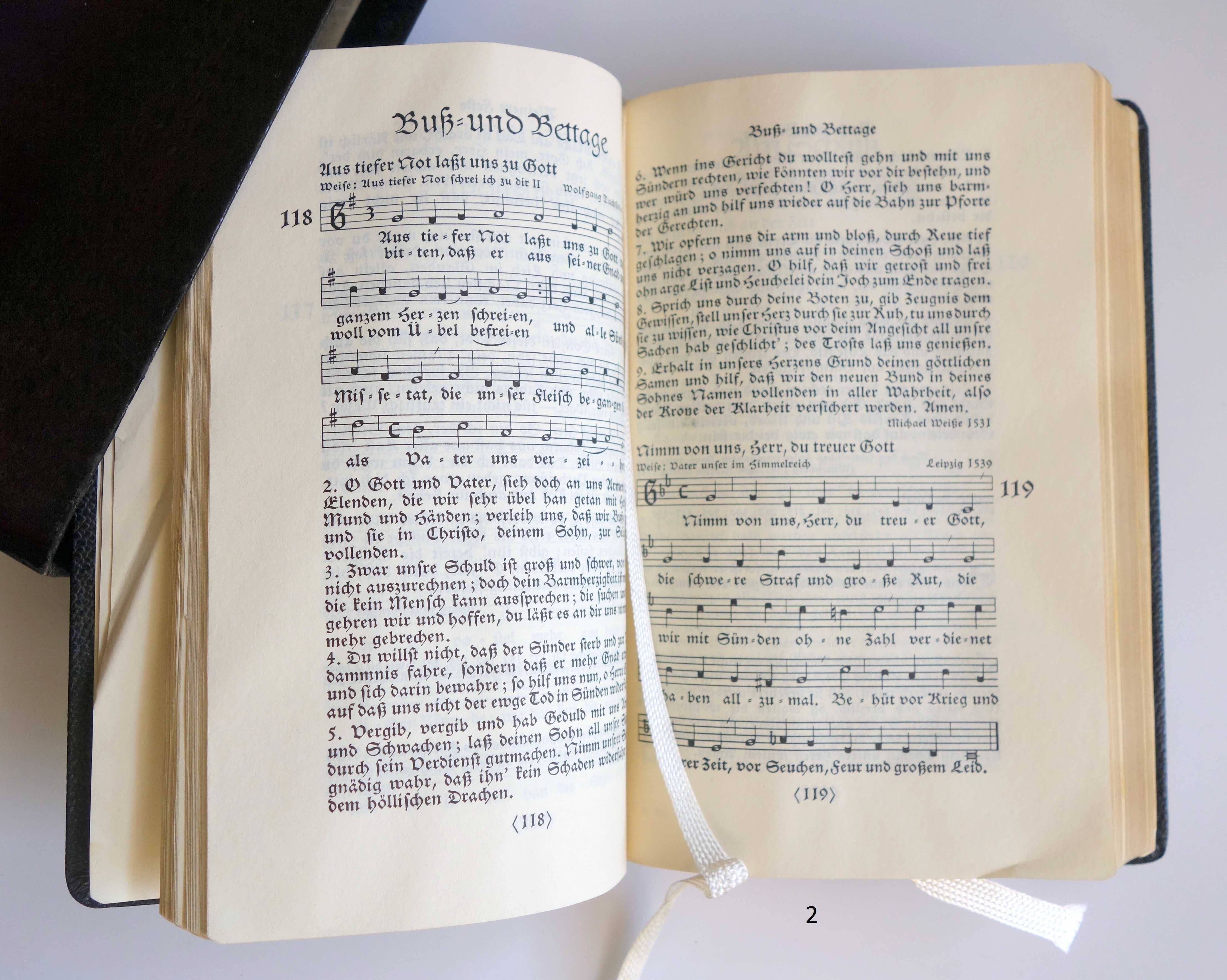 Три книги с химни на немски език