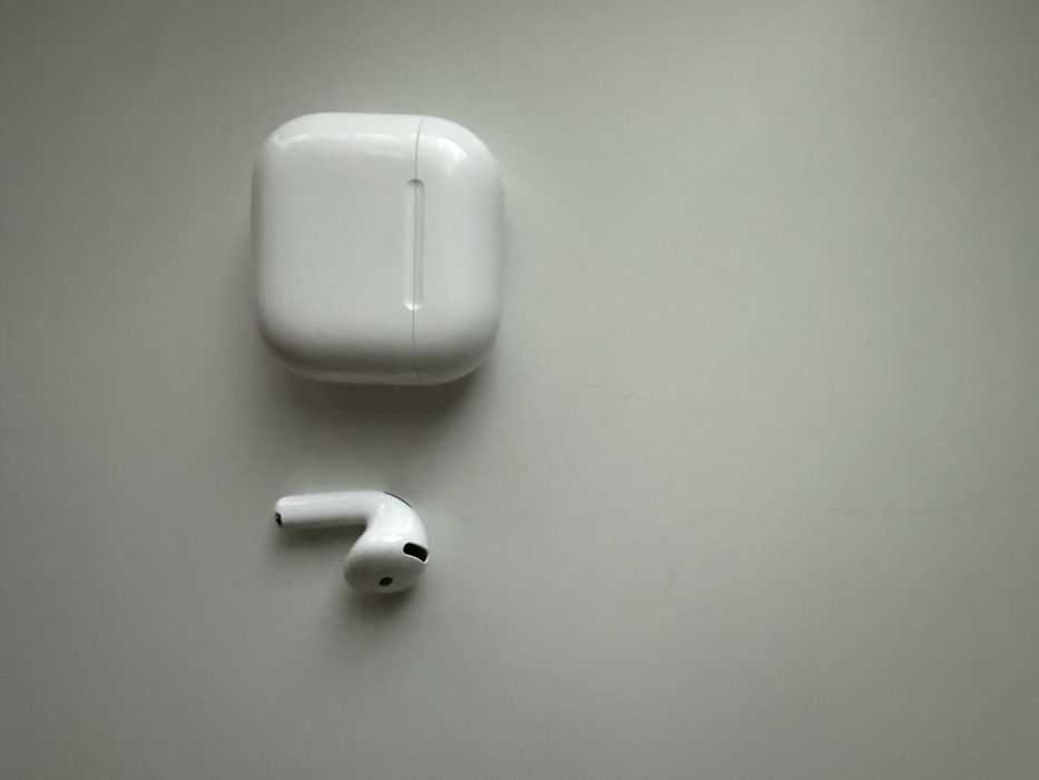 Cutie Airpods 4 + casca stanga ORIGINALE