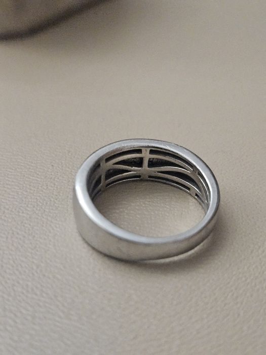 Сребърен пръстен с диаманти.