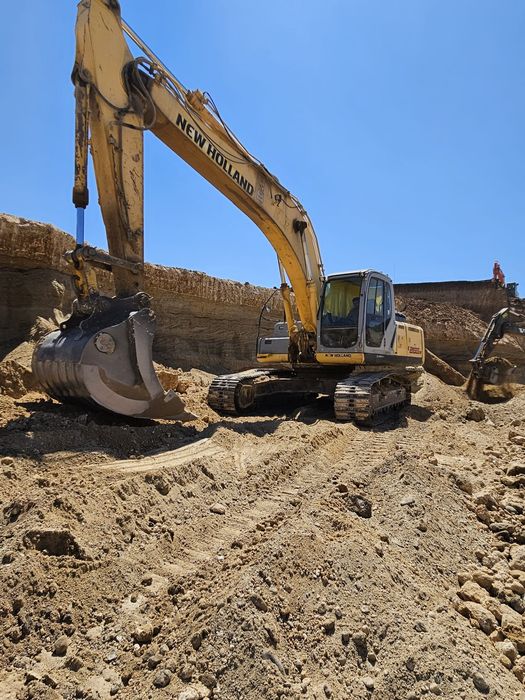 Dezmembrez Excavator New Holland