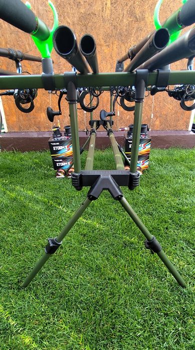Set 4 Lansete 3,90m+4 Mulinete Long Cast cu Baitrunner+Rod Pod Echipat