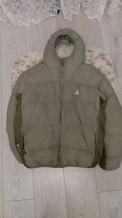 Продам пуховик Nike ACG