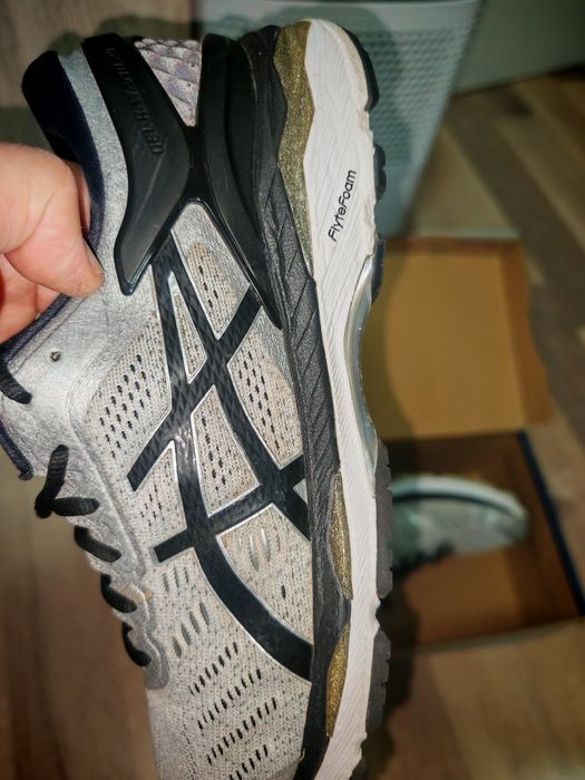 Vând adidași marca Asics