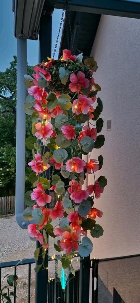Соларна висяща саксия с LED осветление Living & Garden – 60 LED, топло
