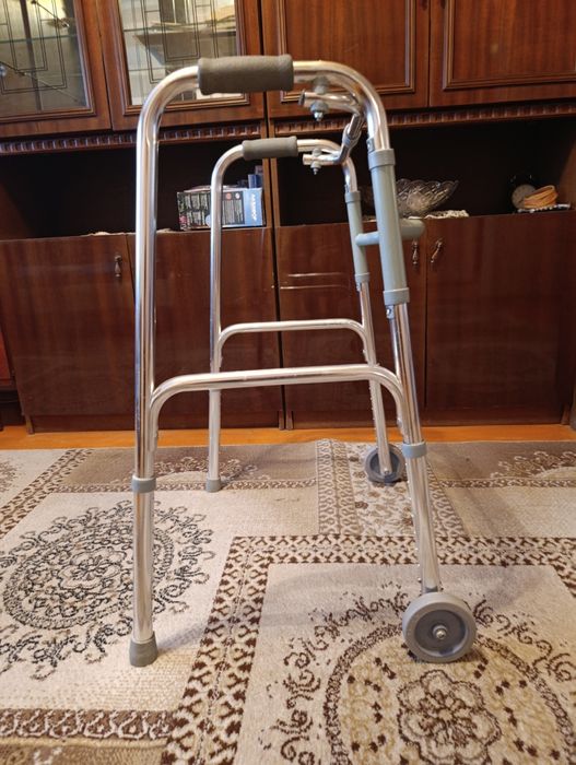 Продам ходунки взрослые б/у.