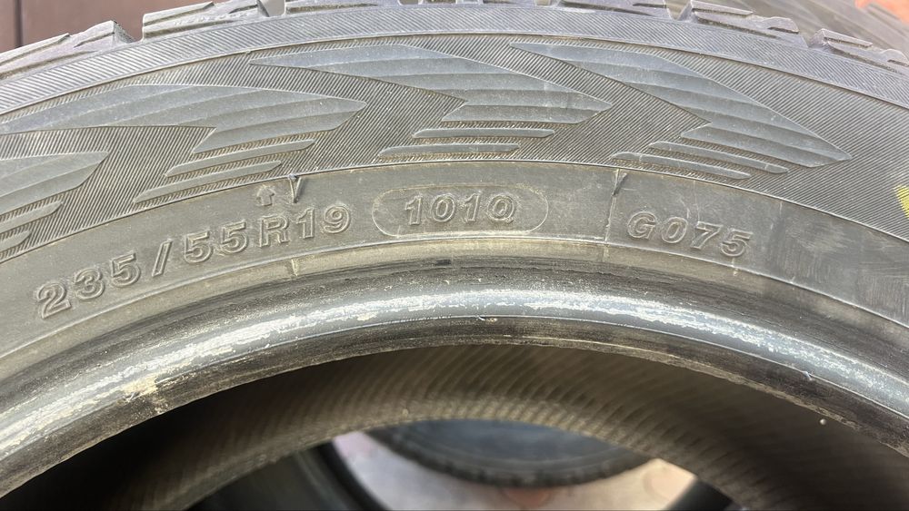 Шины зимние  б/у юкохама в отличном состояние