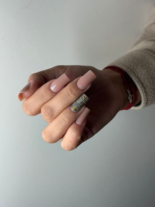 Construcție unghii sau întreținere 150 lei