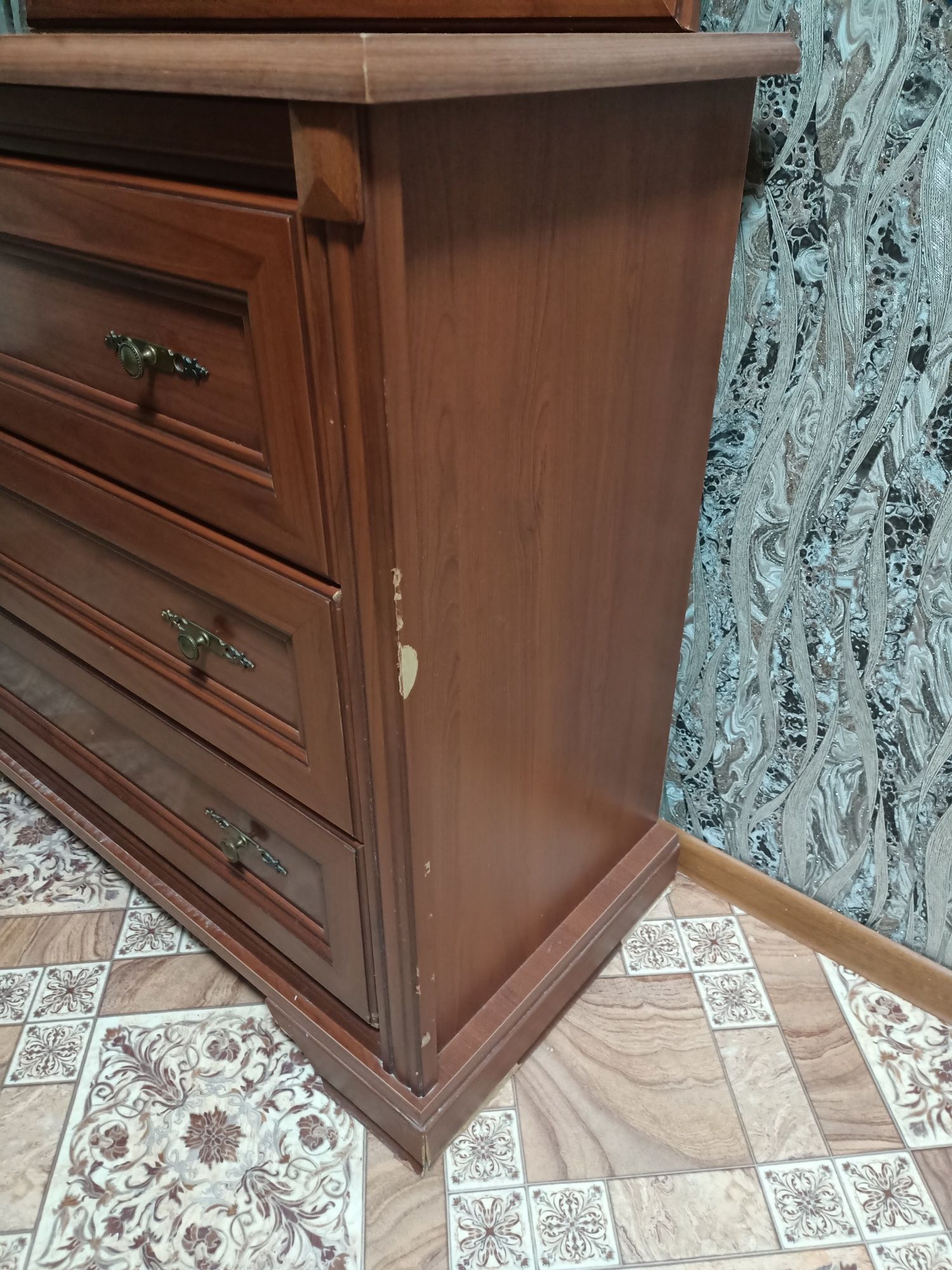 Продам комод с зеркалом, тумбу и прихожую