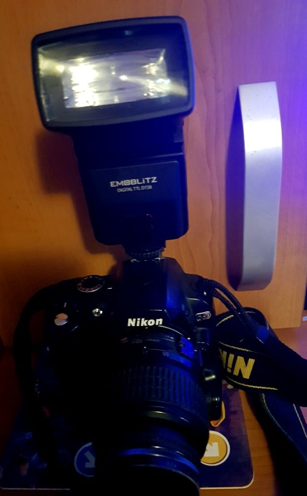 Nikon D60 DSLR cu Blitz și Grip