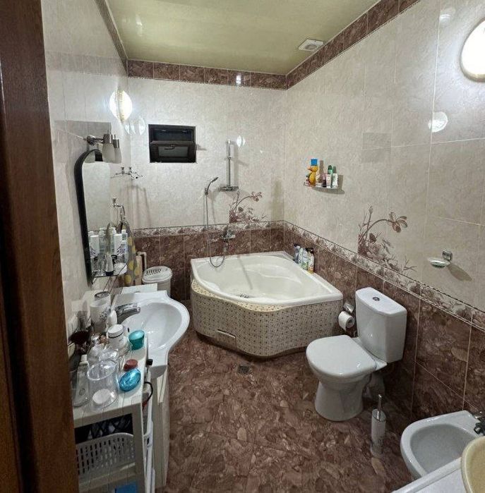 Turkiston metro yaqinida