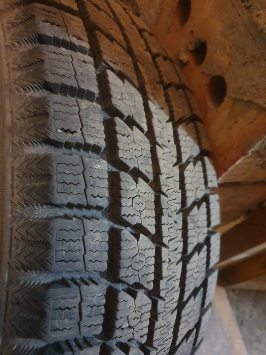 Продам зимние шины R 17 Toyo