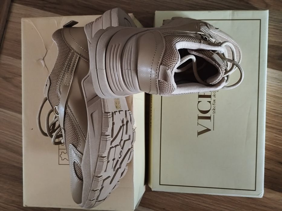 Adidași noi 38. Bej.