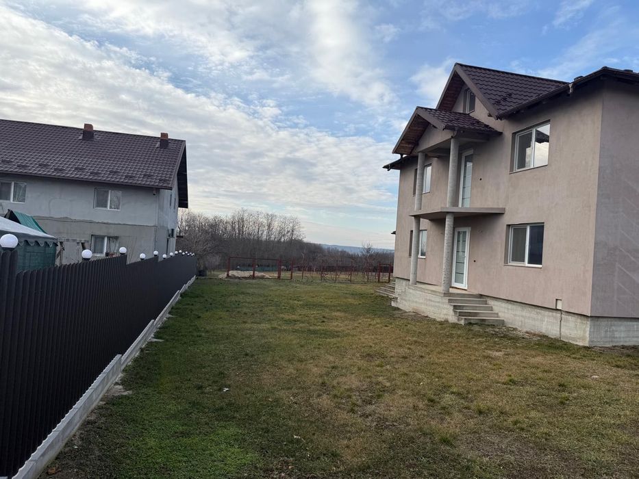 Casă Poiana Lacului -Dinculesti construcție solidă ,zonă liniștită