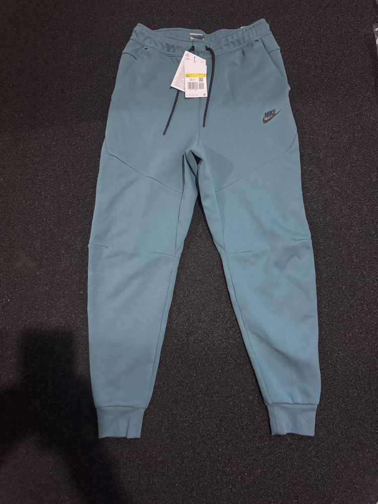 Pantalon Nike Tech Model Anterior