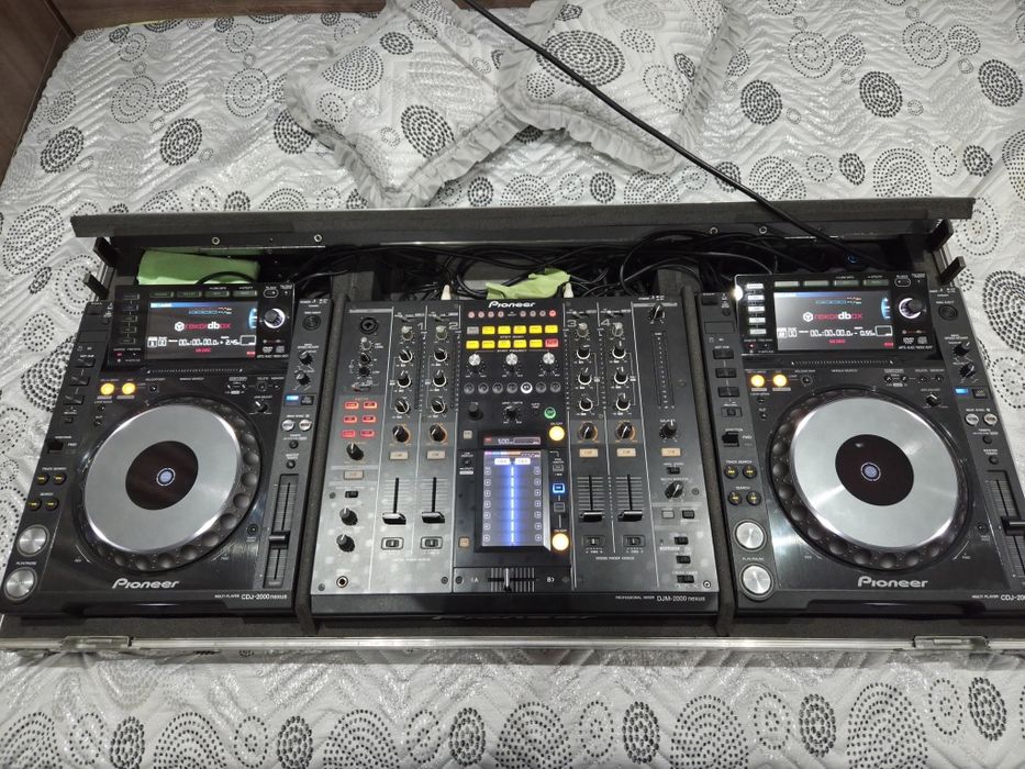 Pioneer cdj 2000 nexus и djm 2000 nexus със кейс.