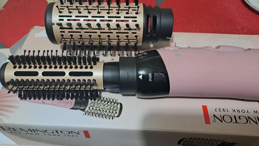 Perie de uscat parul. Folosita o data la 100 lei. Prețul a fost de 150