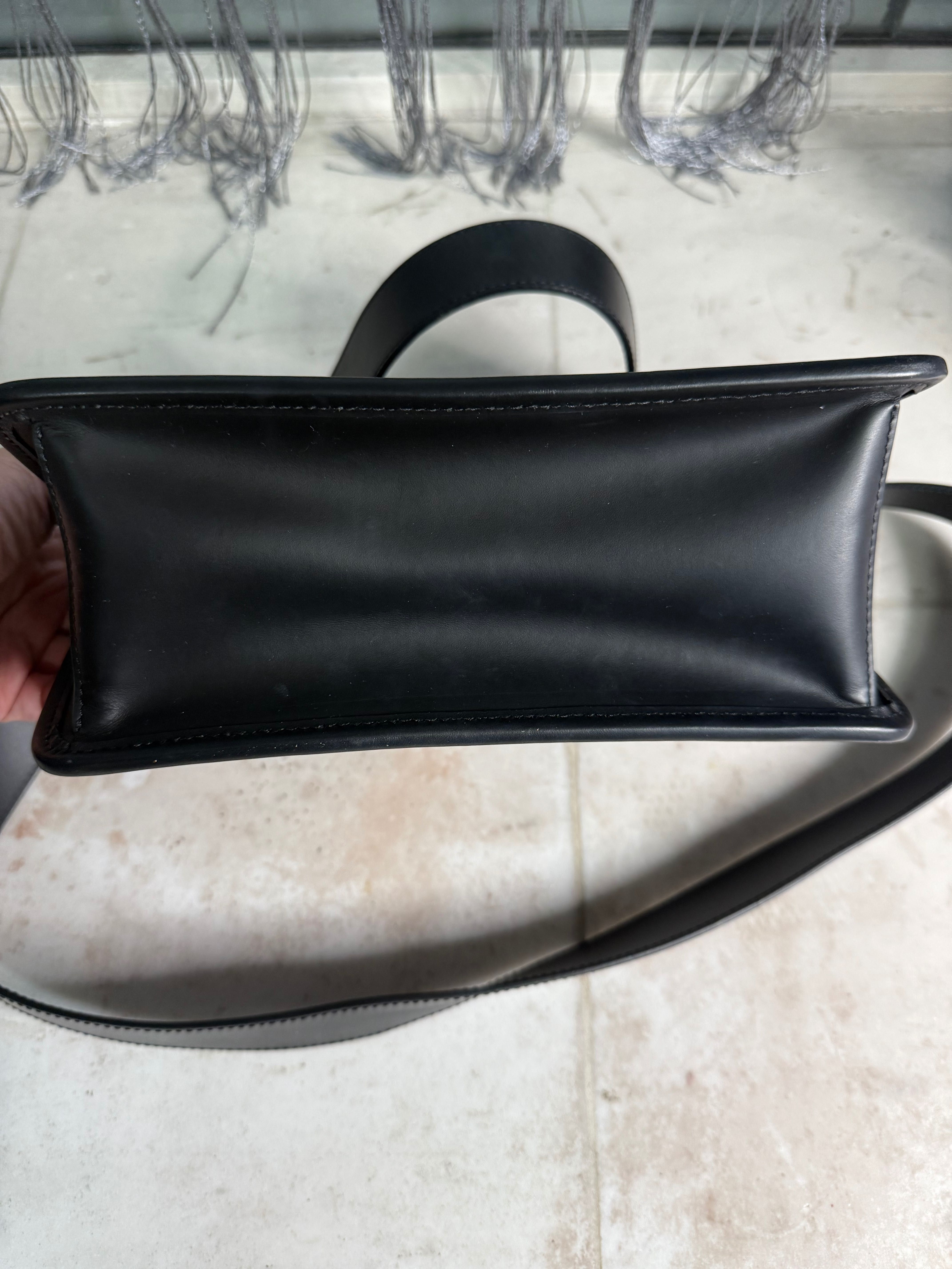 Чанта Fendi от естествена кожа.