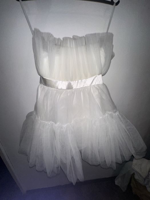 Елегантна бяла тюлена рокля с панделка – стил принцеса