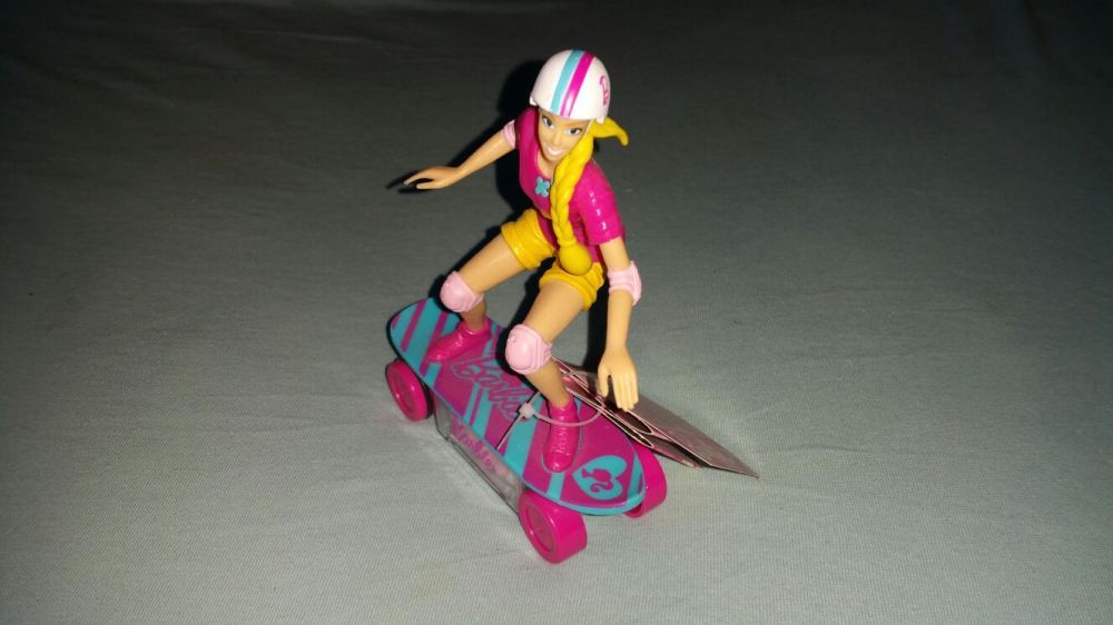 Cadou copii - jucarie papusa Barbie pe skateboard