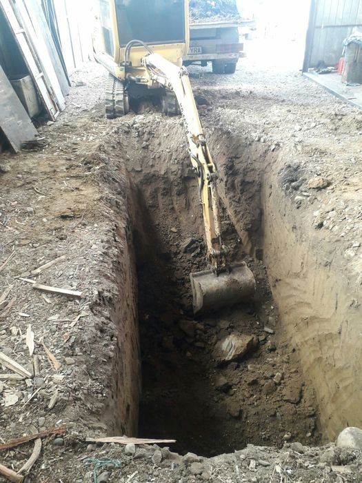 Executam săpături. Miniexcavator și  Buldoexcavator