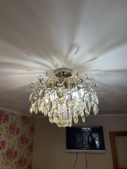 Продам хрустальную люстру в хорошем состоянии