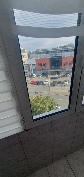Persoana fizica închiriez apartament 2 camere Decomandat Centru-  Hala