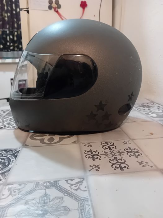 Vând cască moto gri