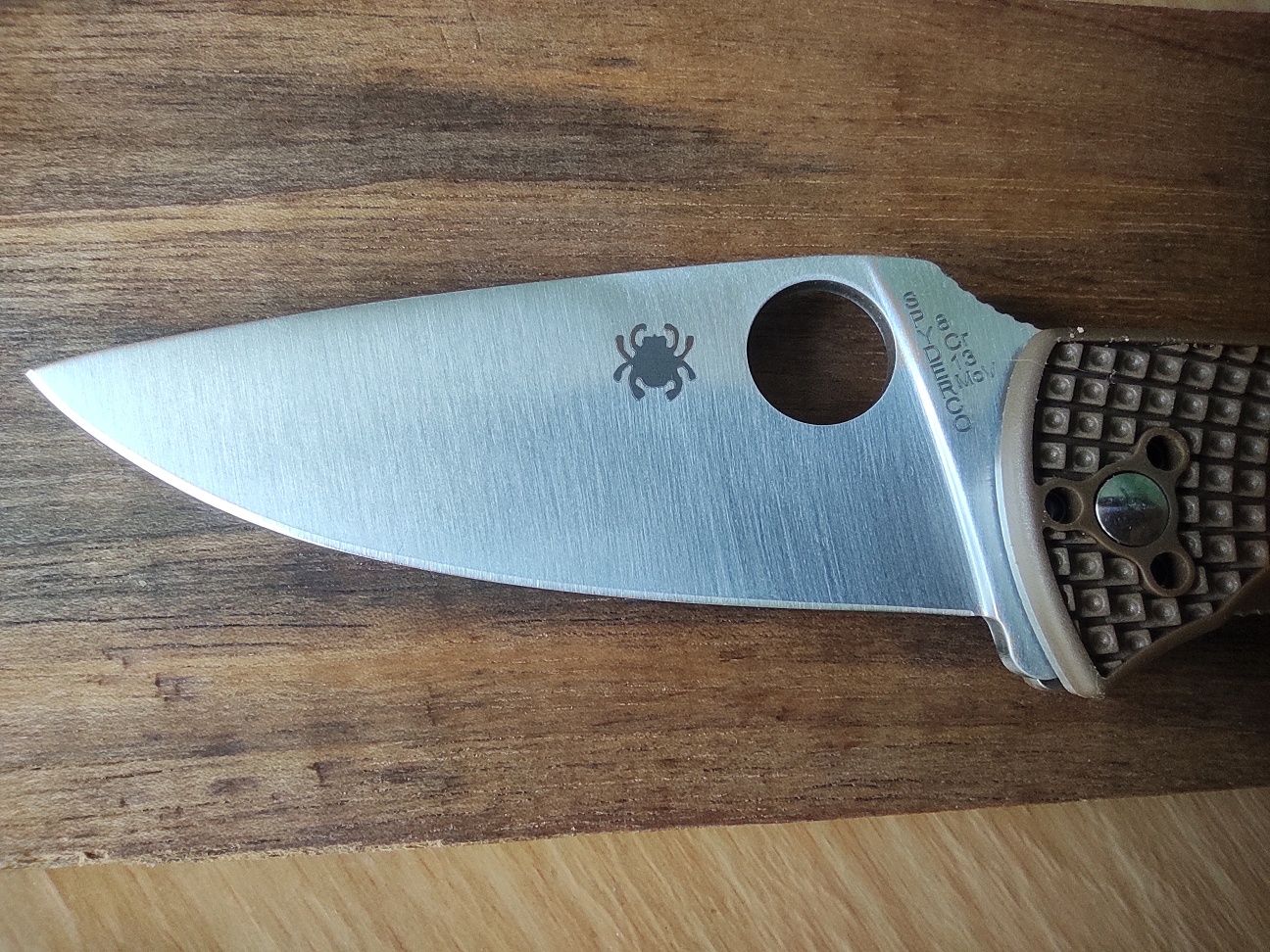 Сгъваем нож, който е КАТО Spyderco Tenacious FRN