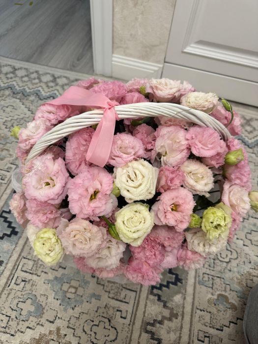 Огромный букет в корзине