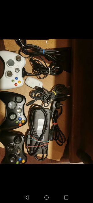 Xbox 360 s с три джойстика и игри