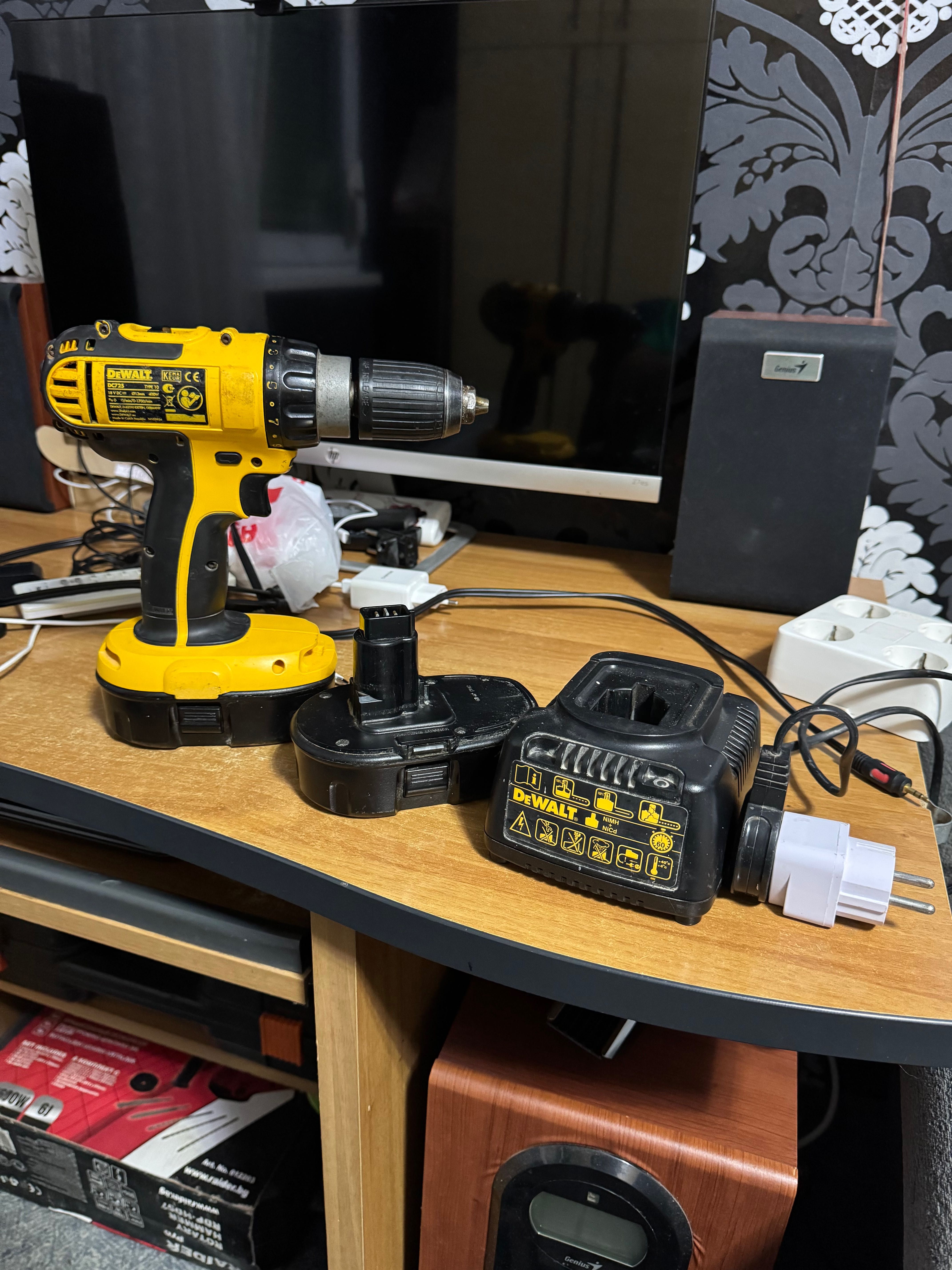 винтоверт Dewalt 18v с 2 батерии и зарядно