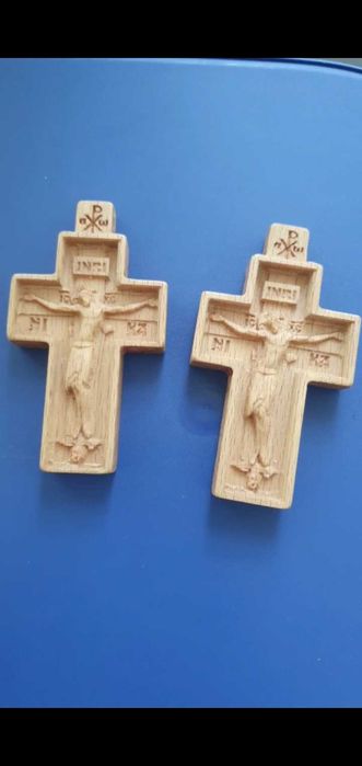 Vand cruci pectorale sculptate in lemn de fag natural cu snur sau lant