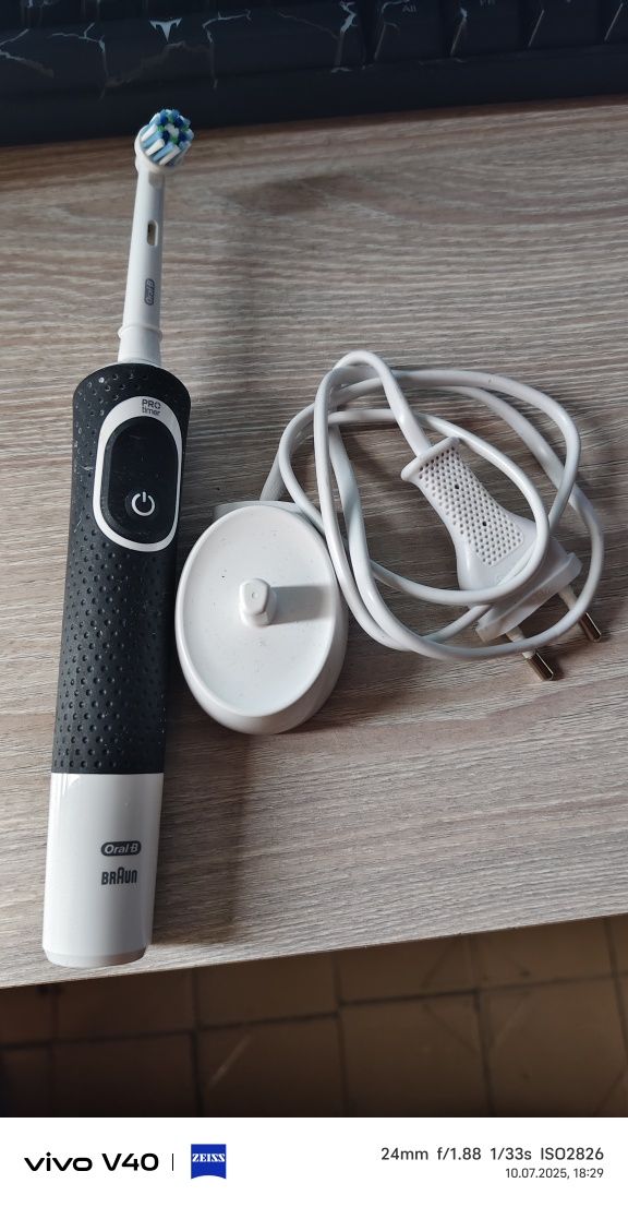 Продам электрическую зубную щётку Braun