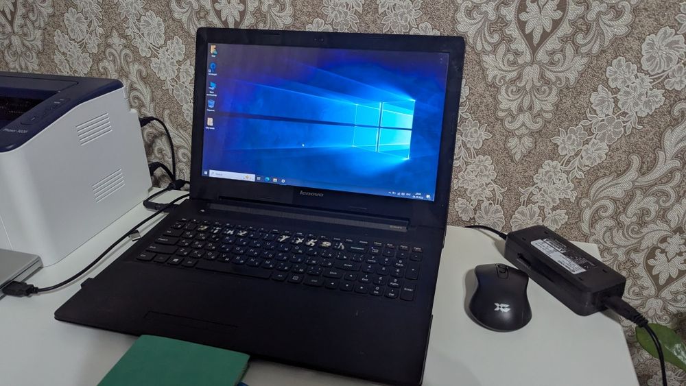 Ноутбук Lenovo с мышью в комплекте