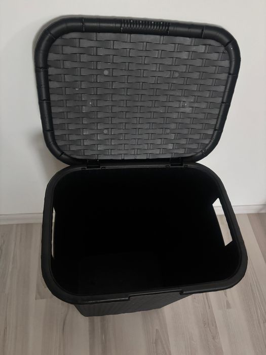 Vând Coș de rufe negru cu capac 43 x 32,5 x 59,5 cm.