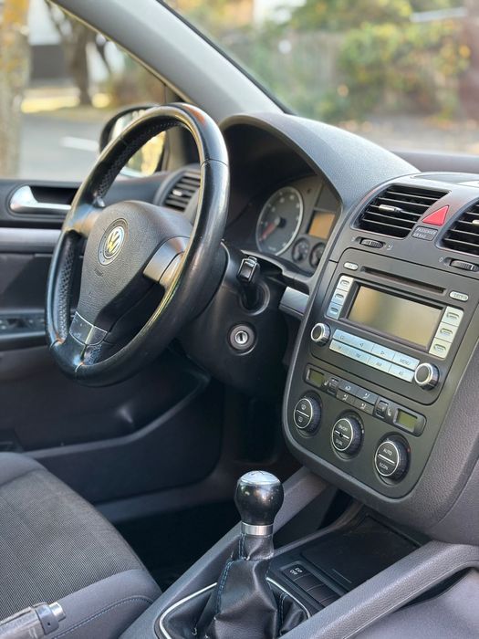 Volkswagen Golf 5 1.6 MPI , intretinut carte service la zi