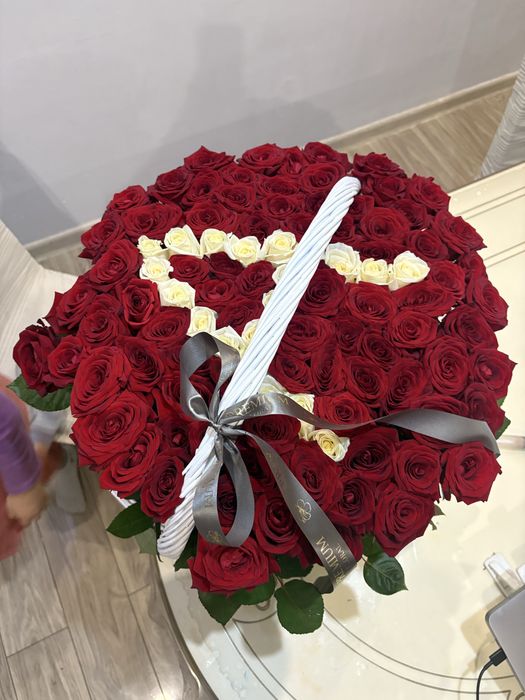 Красные розы в корзине